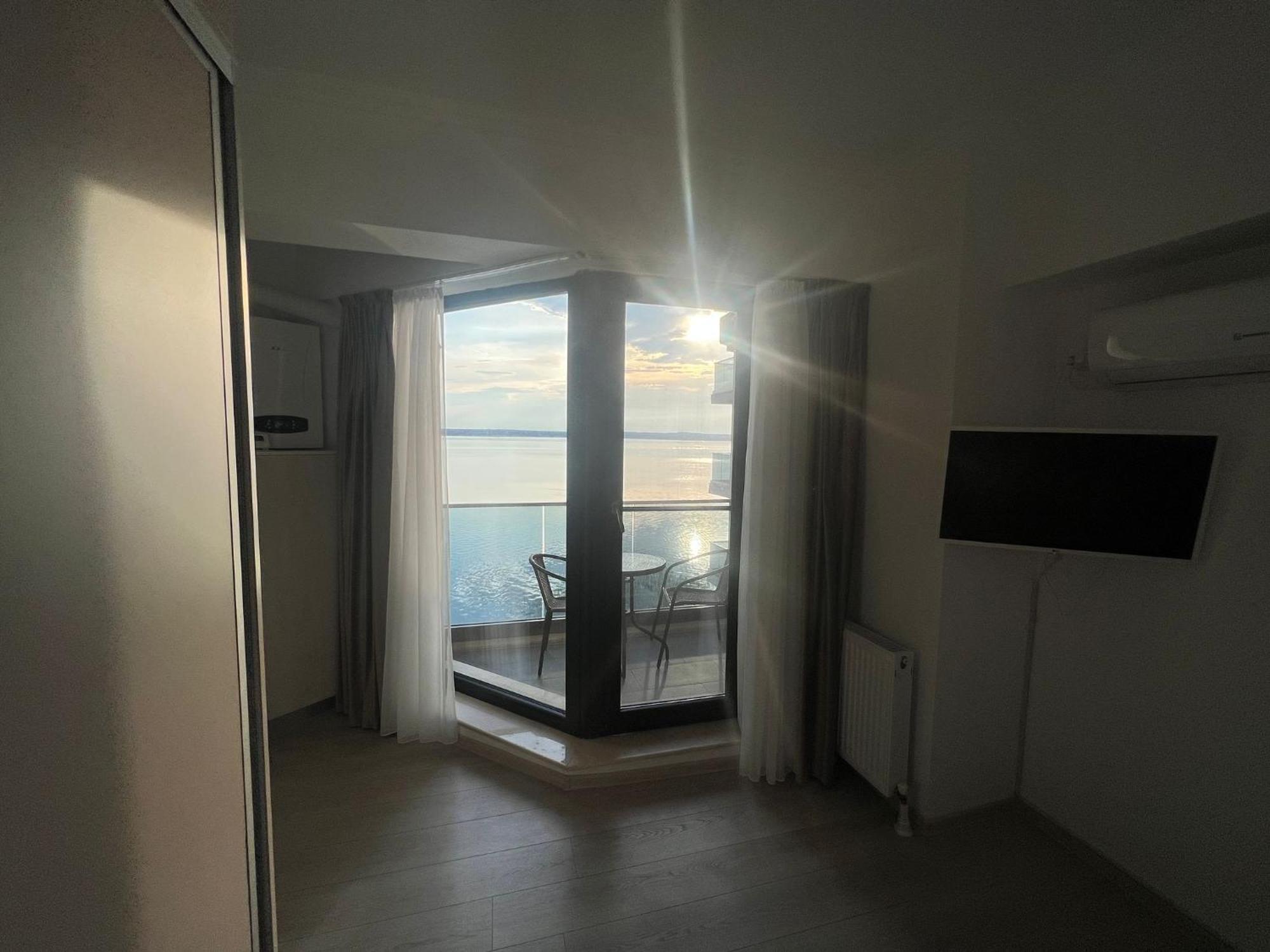 Kitty Studio Sunset Lake Lägenhet Mamaia Exteriör bild
